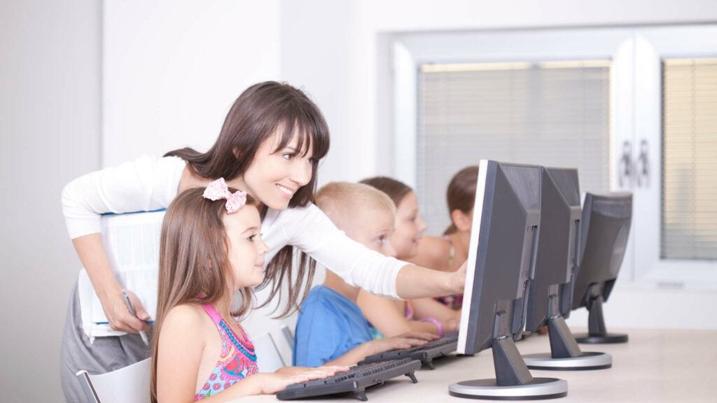 dzieci przy komputerze