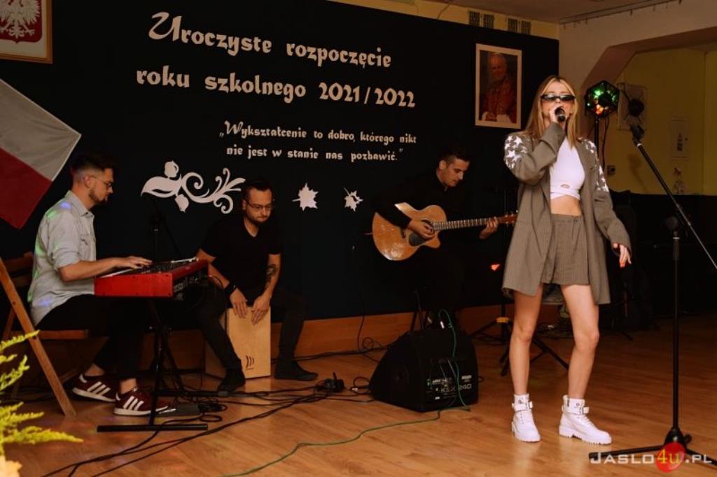 Z koncertem na inauguracje nowego roku szkolnego wystapila 2122 Roksana Wegiel fot. Marcin Dziedzic